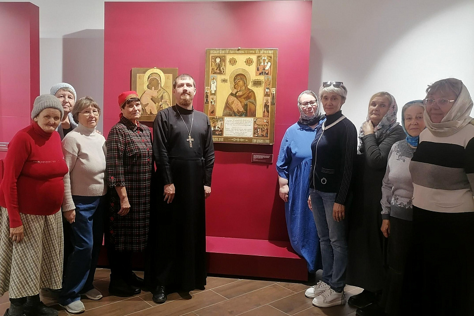 Прихожане Благовещенского храма посетили выставку икон