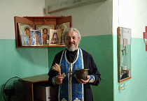 Курганский священник освятил служебные автомобили