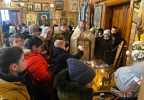 В гарнизонном храме Кургана дети помолились за воинов и получили Рождественские подарки
