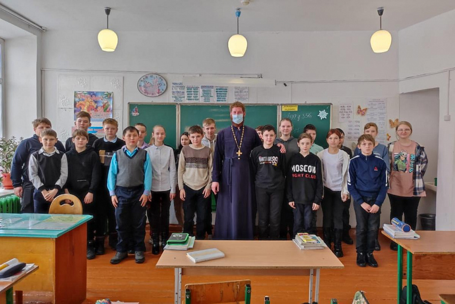 В селе Глядянском священник рассказал шестиклассникам о Рождестве