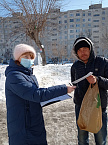 В курганском «Сквере Милосердия» шесть дней в неделю православные приходы кормят нуждающихся