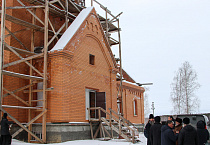 На строящемся храме Новомучеников в Варгашах установят крышу