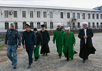 Курганские священники в составе межконфессиональной делегации посетил исправительные учреждения области