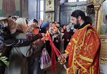 В Александро-Невский кафедральный собор доставили благодатный огонь