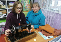 В Кургане участницы проекта «Швейная мастерская «Мастерицы» на средства от Рождественской ярмарки закупили влажные салфетки для мобилизованных