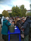 В "Сквере Милосердия" бездомным начали раздавать тёплые вещи