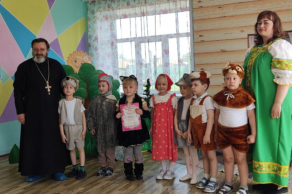 Священник из Петухово наградил участников театрального фестиваля