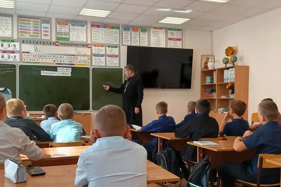 В школе села Менщиково прошла беседа со священником