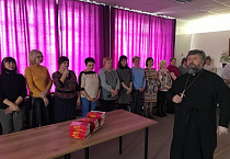 Курганский священник посетил Центр социального обслуживания населения
