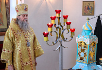 Митрополит Даниил совершил Литургию в храме села Рычково и вручил настоятелю медаль