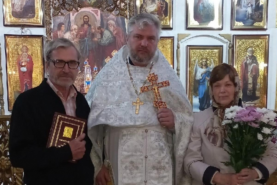 В Зауралье сельский батюшка поздравил прихожан храма с памятными датами