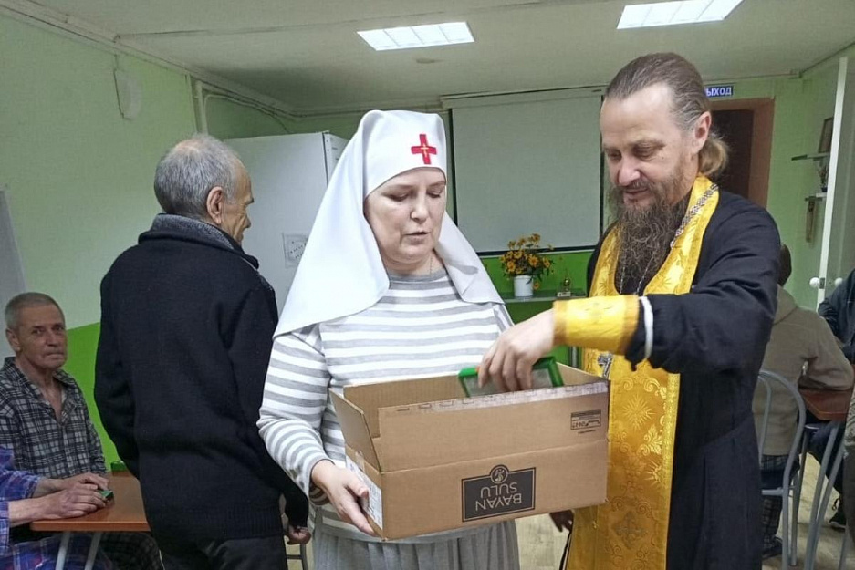 В Кургане священник и сестра милосердия посетили отделение социальной адаптации