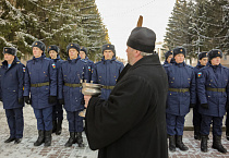 Курганский священник принял участие в торжественных проводах призывников на военную службу