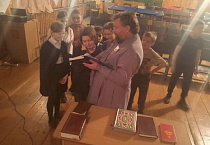 Зауральский батюшка учил детей читать по-славянски