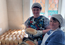 В курганской социальной пекарне «Добрый хлеб» выпекли первые булки