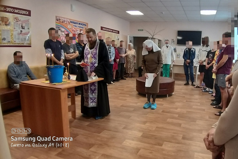 В Кургане подопечные наркодиспансера пообщались со священником