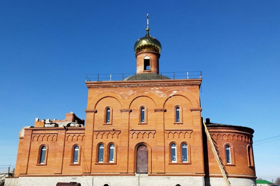 У строящегося храма в Половинном появились окна