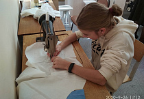 В швейной мастерской «Нить добра» азы шитья постигают мамы и дочки