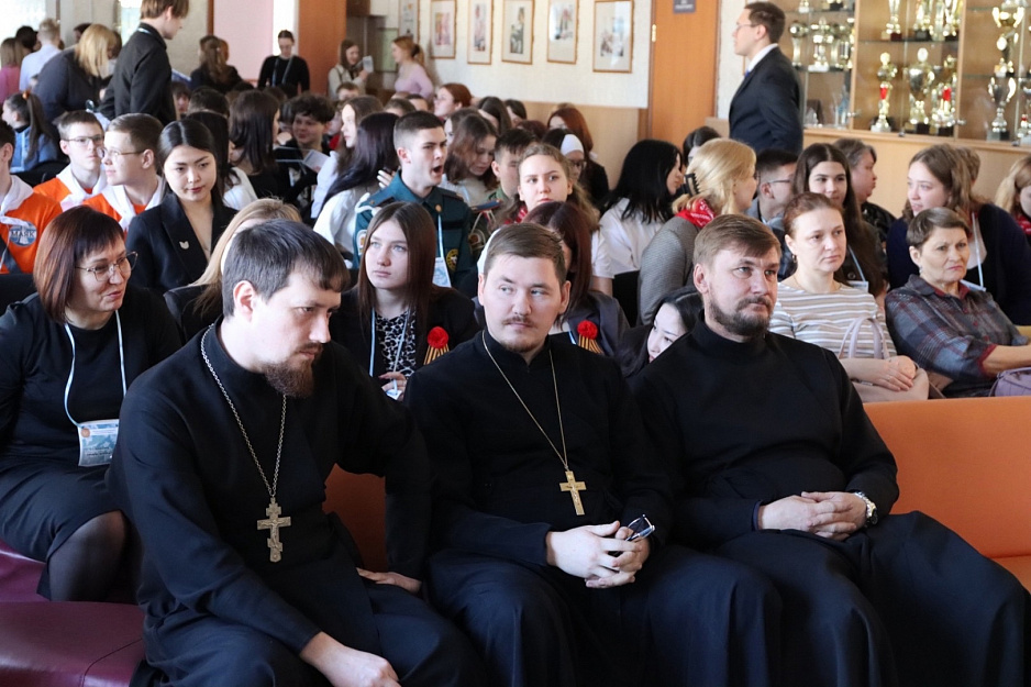 Курганские священники научили плести сети участников патриотического форума «Помнить, чтобы жить!»