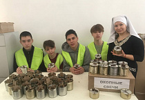 В Кургане школьники вновь помогли православному приходу в изготовлении маскировочных сетей