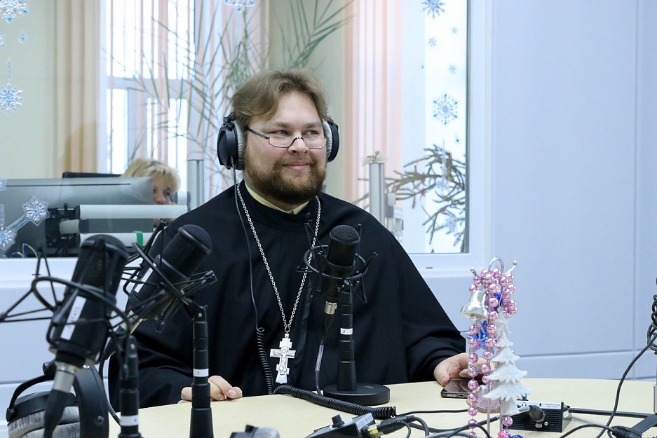 Курганский священник говорил с радиослушателями о православном празднике Крещения