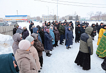 Величественный крест установили на храме села Половинное