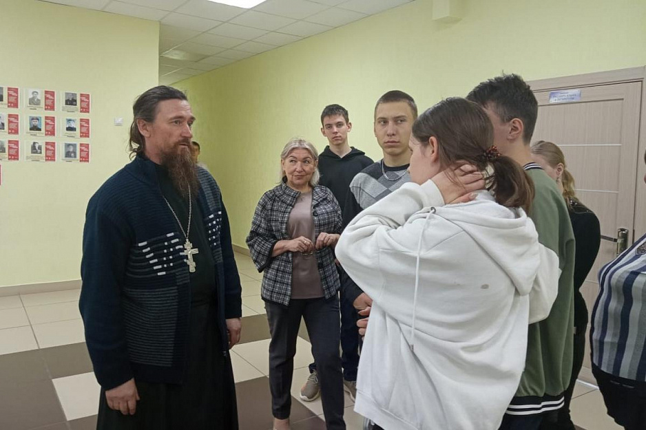 Зауральское село посетил священник и выставка православной литературы
