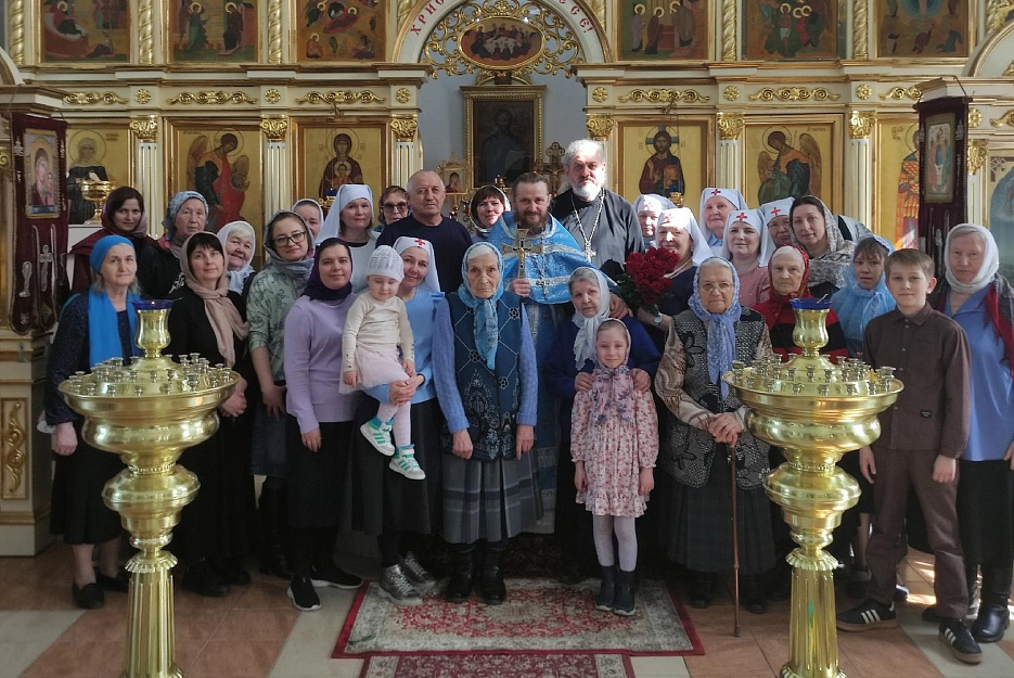На курганском приходе сестру милосердия поздравили с юбилеем