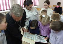 В Белозерском районе настоятель двух Никольских храмов рассказал школьникам о начале книгопечатания