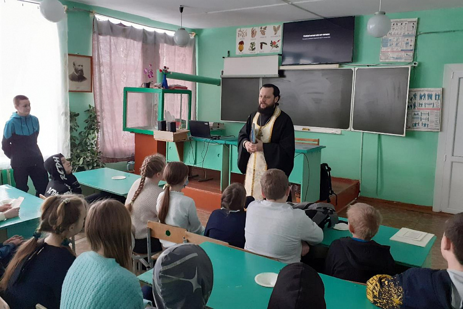 Зауральский священник рассказал школьникам о Рождестве Хриством