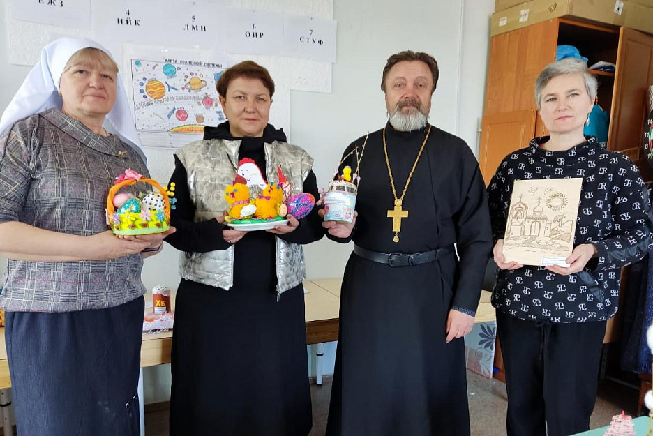 В Петухово священник  возглавил жюри конкурса «Пасхальный сувенир»