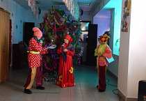 Прихожане Богоявленского храма города Петухово поздравили местных жителей с Рождеством