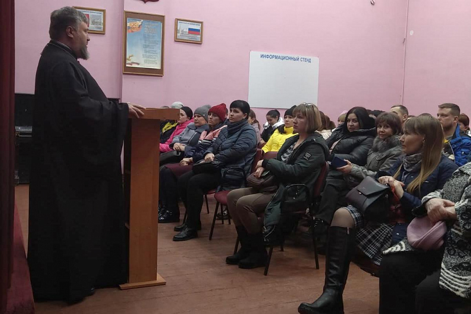 Курганский священник  в школе № 23 посетил родительское собрание