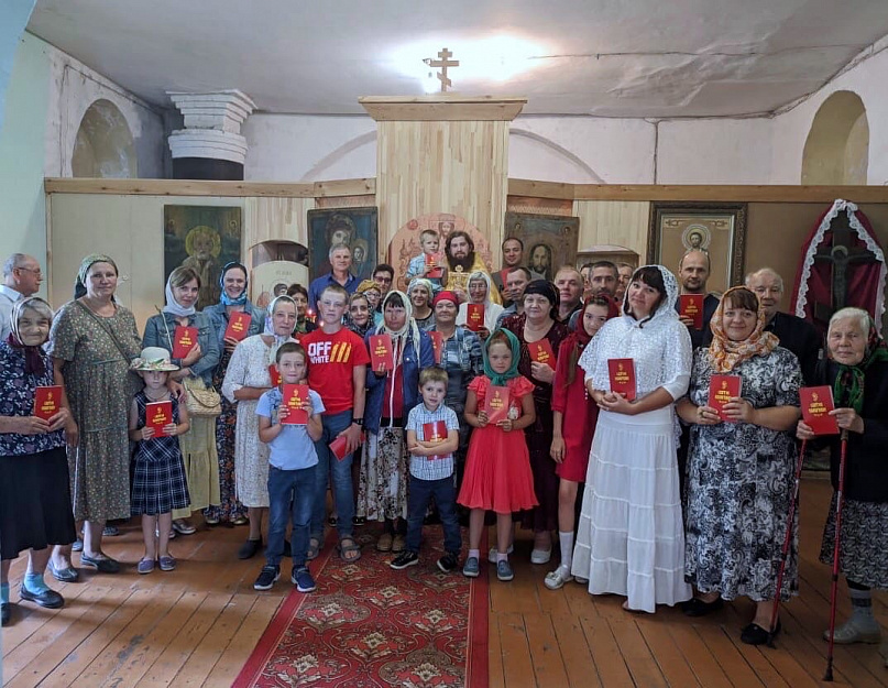 Прихожане Алексеевского храма села Белозерское получили в подарок Евангелие 