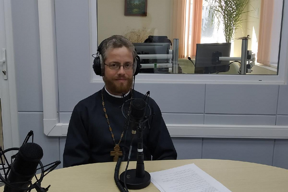 Курганский священник говорил с радиослушателями о предстоящей Пасхе