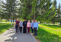 Курганский священник поздравил ребятишек микрорайона Тополя
