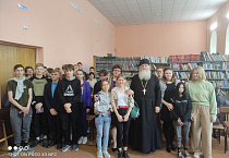 В Зауралье сельский священник провёл беседу с девятиклассниками