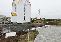 В Кургане возле Троицкого собора продолжается  укладка брусчатки