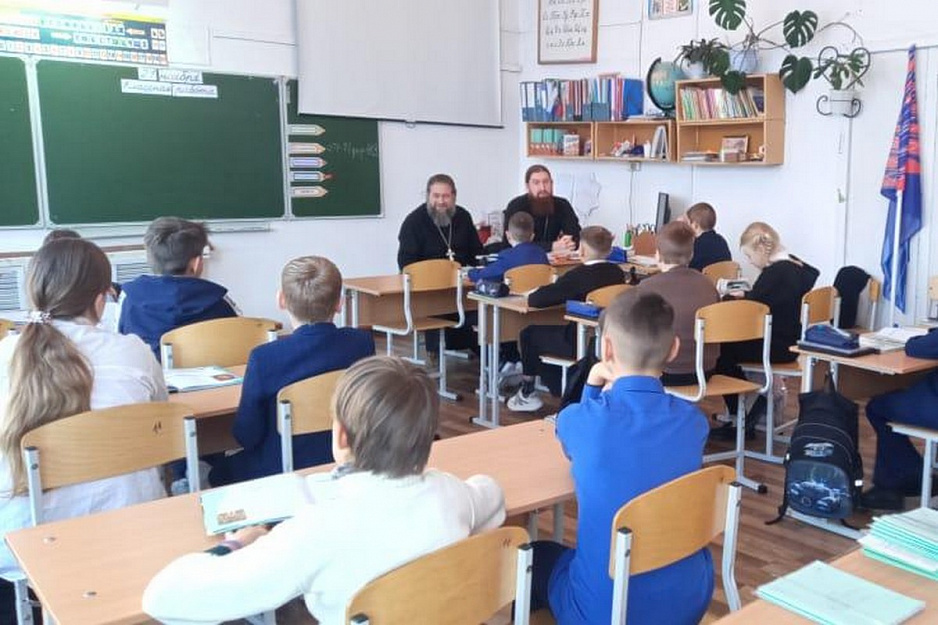 В селе Садовое священнослужители провели урок ОПК для местных четвероклассников
