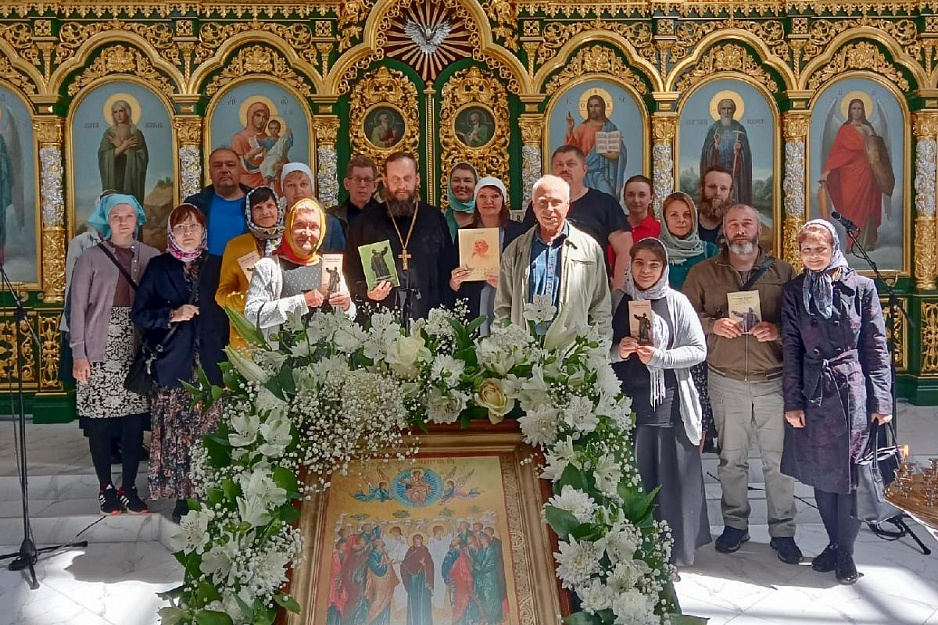 Прихожане Троицкого  собора  Кургана встретились  с известным зауральским  скульптором