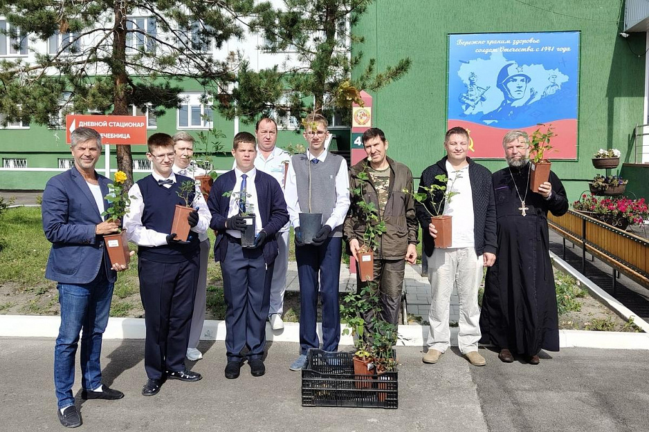 В Курганском госпитале первый учебный день ознаменовали высадкой кустов роз