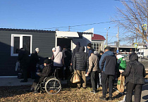 С наступлением холодов в курганском «Сквере милосердия» начали раздавать тёплую одежду