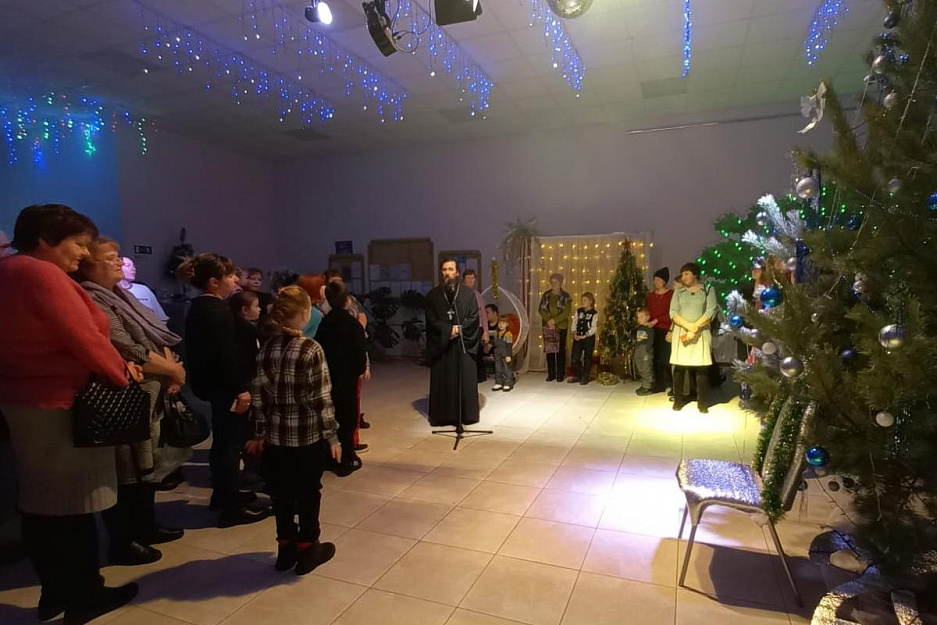 В Варгашах священник Завьялов побывал на Рождественском празднике