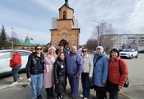 В Кургане возле православного храма в праздник Пасхи собрались люди разных национальностей