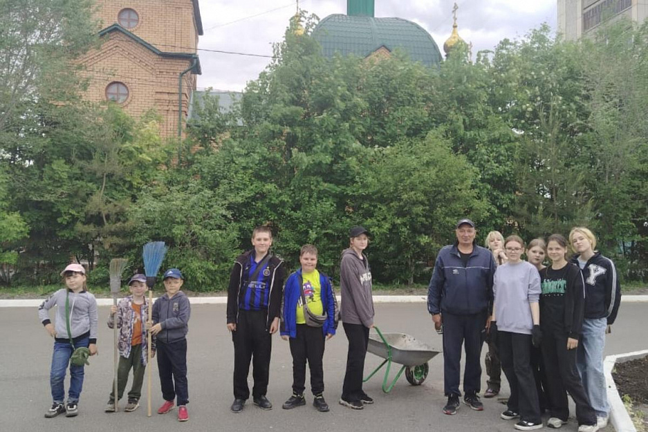 В Кургане священник и школьники занимались благоустройством территории