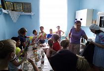 Курганский приход организовал весёлые состязания для детей из окрестных домов