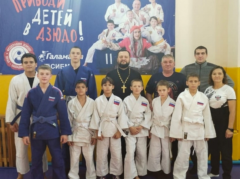 Священник из Лебяжье встретился с дзюдоистами во всемирный День дзюдо
