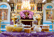 Митрополит Даниил в храме посёлка Смолино совершил Литургию и освятил мёд