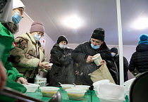 В курганском «Сквере милосердия» 7 января нуждающиеся получили рождественский обед и подарки