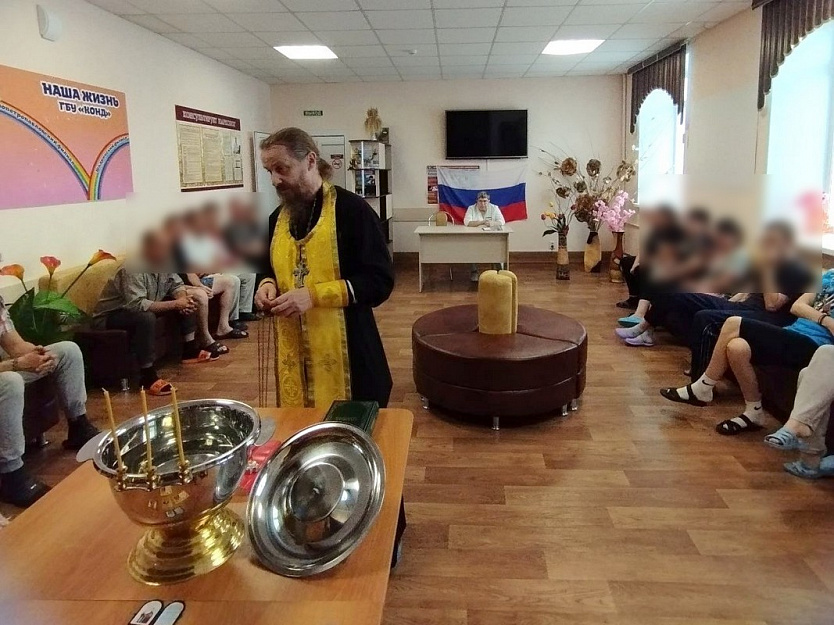 Курганский священник провел в наркодиспансере соборную молитву и водосвятный молебен